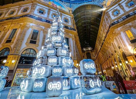 albero di gucci milano|L'albero di Gucci a Milano: polemiche per la piramide di gift box.